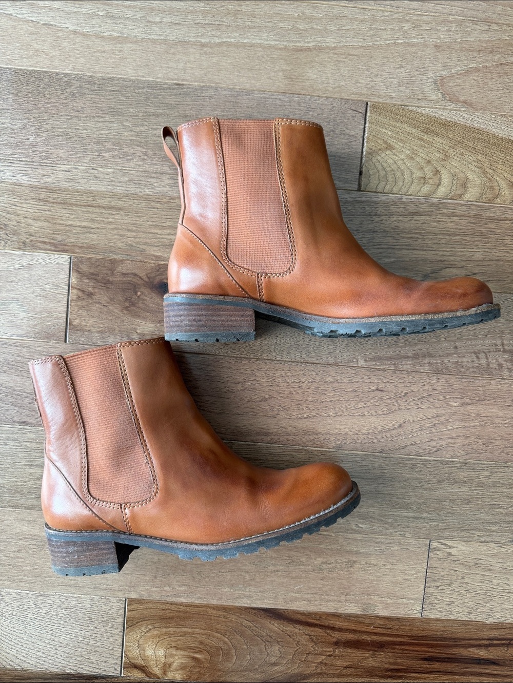 L.L. Bean vintage cognac leather chelsea boots lug sole 8.5 women’s